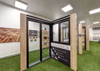 Modules de showroom présentant une porte-fenêtre et une fenêtre en menuiserie composite